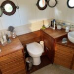 Péniche Luxe-Motor 14,50 m (1928) – salle de bain en bois massif avec WC et hublots