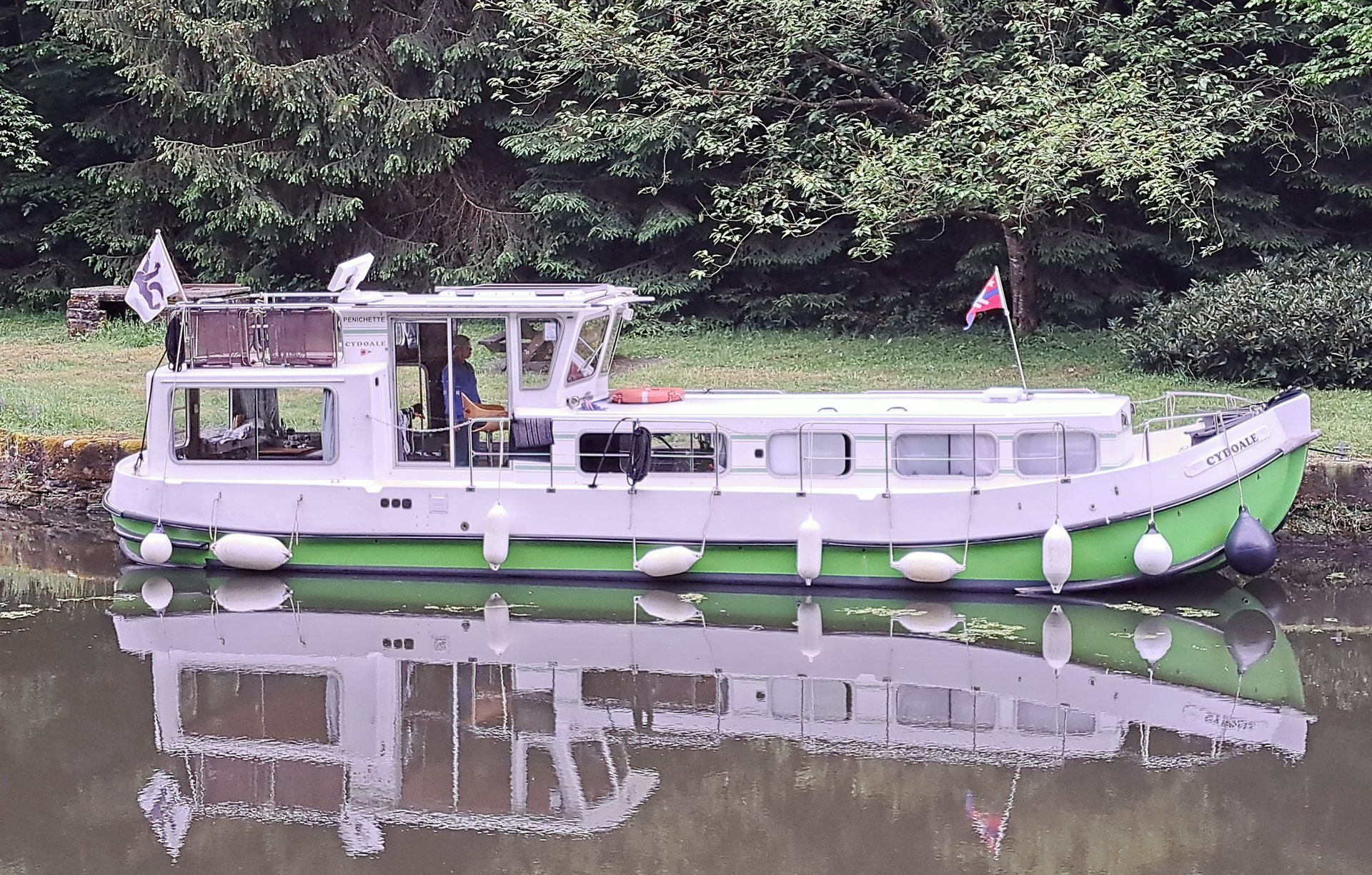 Pénichette Locaboat 1107 W CYDOALE de 1988 vue de profil le long d'un canal