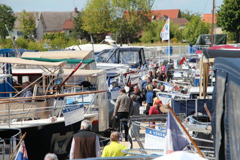 Visiteurs sur le ponton de vente H2O, bateaux à vendre pendant les portes ouvertes