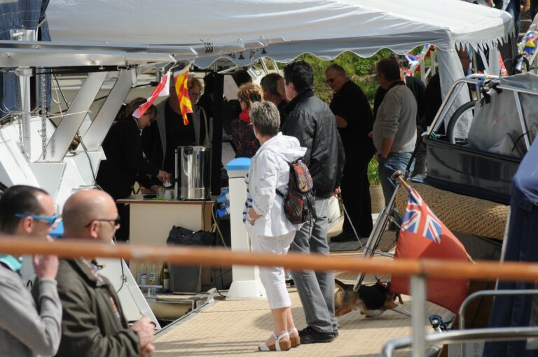 Café d'accueil sous le barnum sur le ponton H2O pendant les portes ouvertes