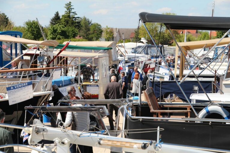 Bateaux à vendre et visiteurs sur les pontons H2O lors des portes ouvertes