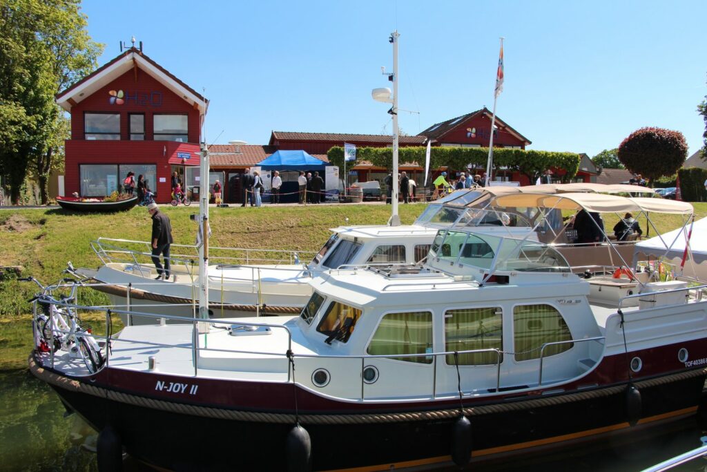 Les bureaux H2O et les bateaux à quai au port de Saint-Jean-de-Losne pendant les portes ouvertes