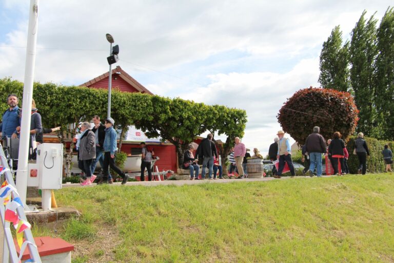 Visiteurs le long des bâtiments H2O pendant le week-end portes ouvertes