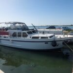 Vedette hollandaise 12,50 m – Vue de profil au ponton