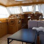 Vedette hollandaise 12,50 m – Salon et poste de pilotage interieur