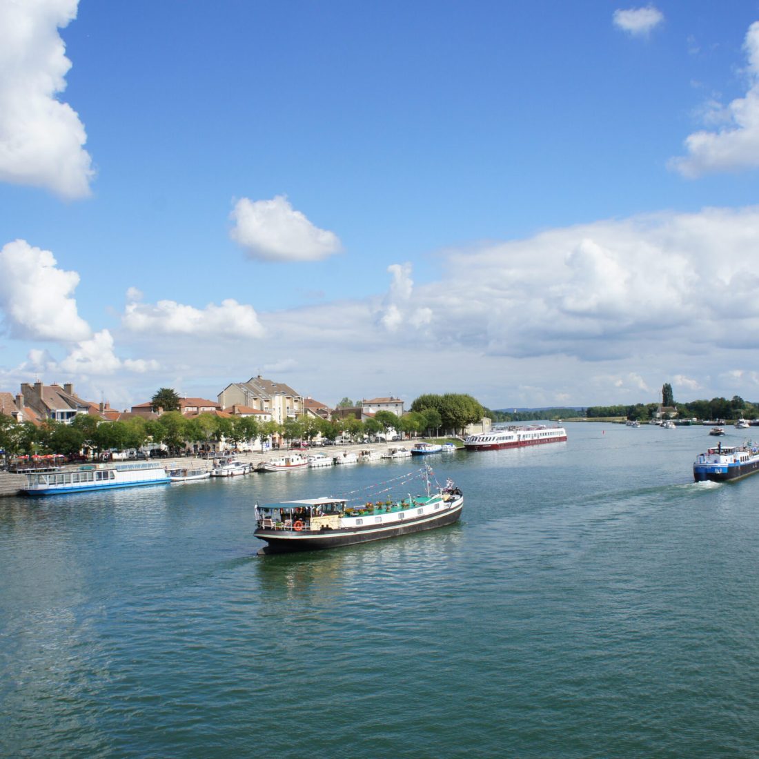 Image de 3 bateaux de plus de 20 mètres de longueur en navigation sur la Saône.